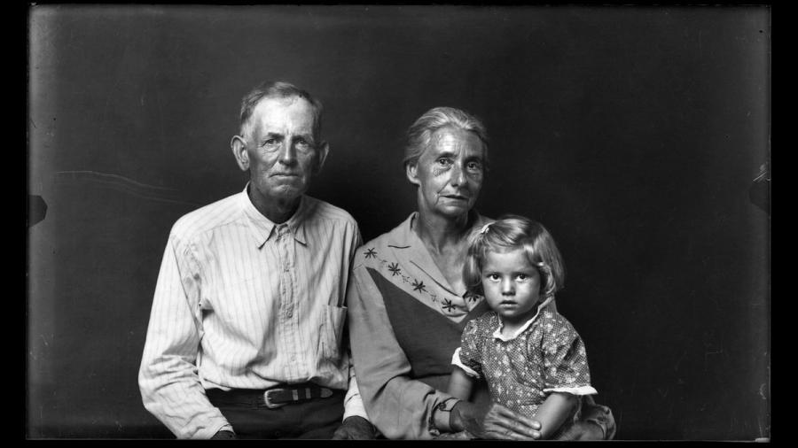 Mike Disfarmer: Family Group, Heber Springs Mike Disfarmer: Family Group, Heber Springs